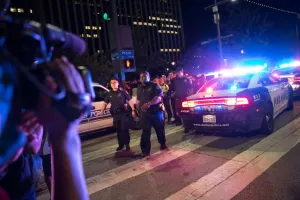 EEUU, conmocionado por matanza de policías en una semana de furia racial