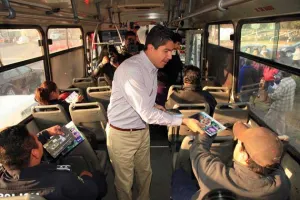 Rivera busca ganarse a los poblanos repartiendo trípticos