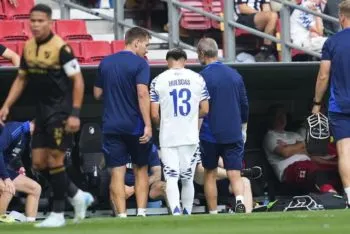 El mexicano Rodrigo Huescas salió lesionado de su partido en la Conference League