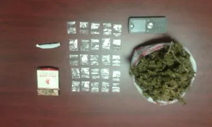 Policía Estatal asegura a dos por narcomenudeo y robo a transeúnte