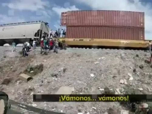 Video: Arman cadena humana para saquear trenes en Puebla
