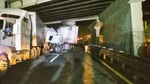 Se registra choque entre tráileres en el puente Xonacatepec