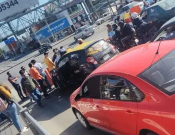 Padres de familia bloquearon la 11 Sur, a la altura de San Bartolo; exigen aclaración de cuotas que pagaron