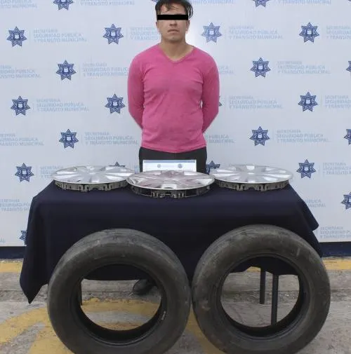 Recuperan fuerzas municipales de Puebla autopartes robadas; hay un detenido