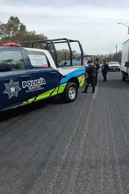 Recupera policía tractocamión tras persecución  en Periférico; tres detenidos
