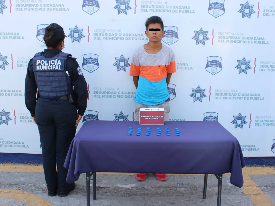 Detuvo policía municipal de Puebla a hombre en posesión de alrededor de 25 dosis de cristal