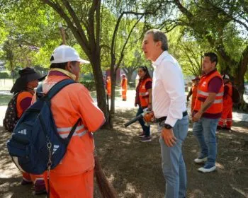 Pepe Chedraui supervisa labores de limpieza y mantenimiento urbano en el parque Amanda
