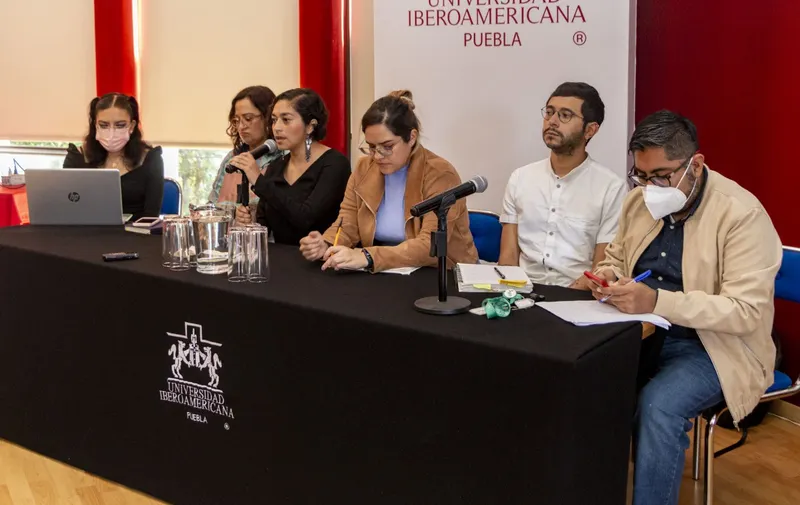 Panel con periodistas Ibero Puebla