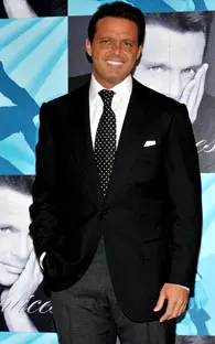 Periodista presenta libro sobre Luis Miguel