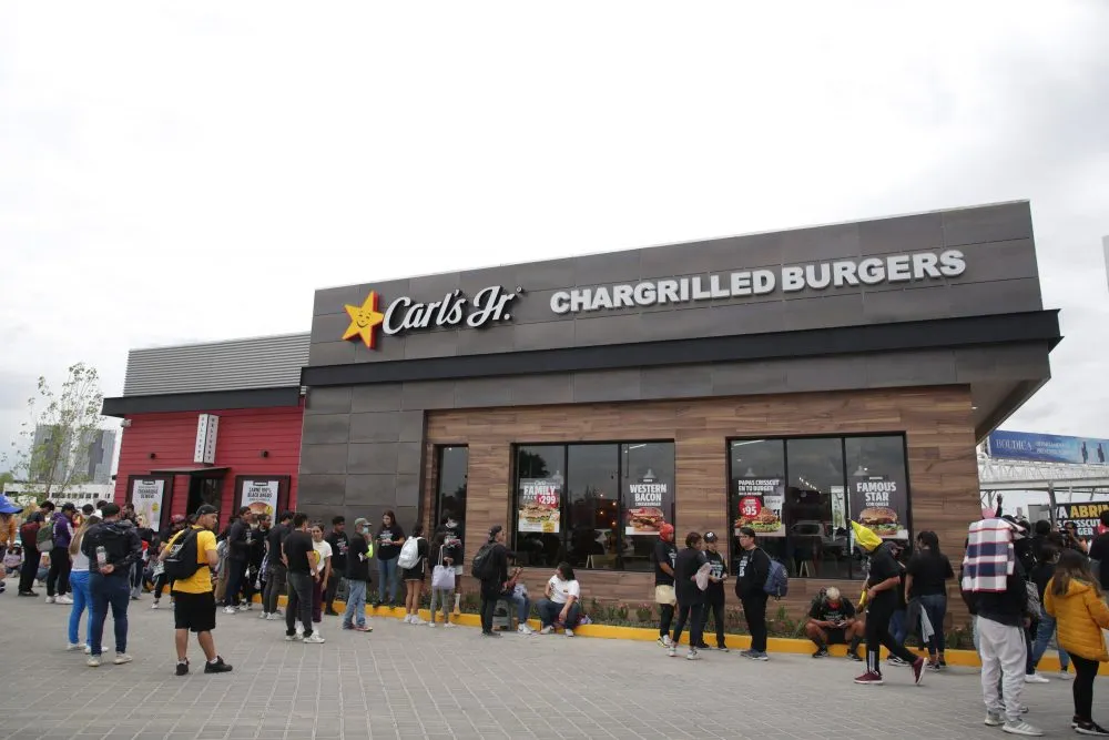 Acampan en nueva sucursal de Carl’s Jr. por un año de hamburguesa gratis
