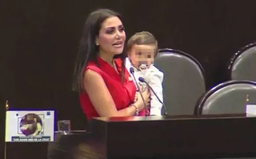“Estoy hasta la madre”, grita Nay Salvatori con bebé en brazos por agresiones a mujeres