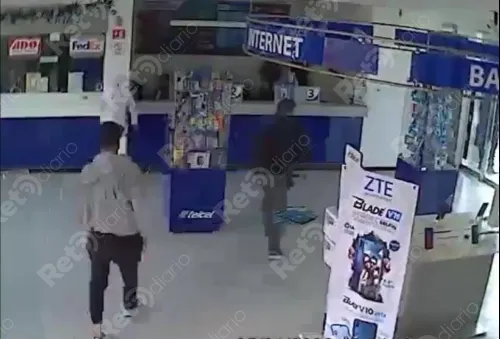 A punta de pistola asaltan Telcel de Plaza Solé en San Manuel