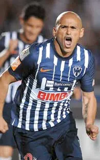 Chupete Suazo anota doblete a Santos