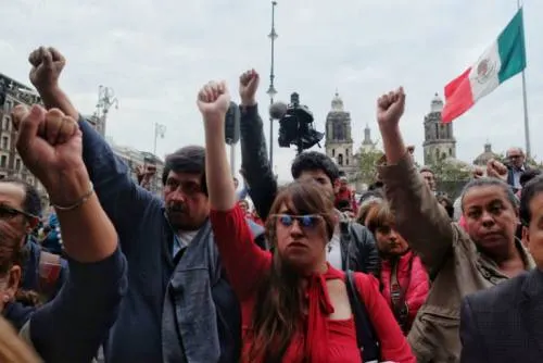 Con un minuto de silencio y el puño en alto, se recordará a las víctimas de los sismos