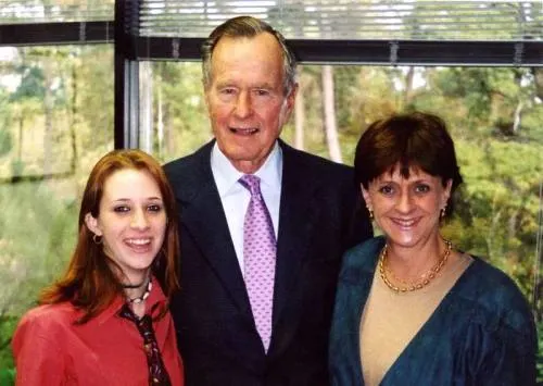 Ya son 6 mujeres que acusan a Bush padre de manosearlas