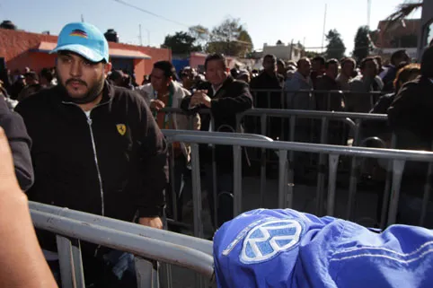 Comando fuertemente armado asalta tienda de VW