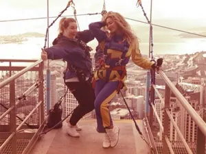 Beyoncé se lanza en bungee desde edificio de 328 metros de altura
