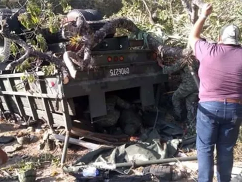 Suman siete militares muertos por volcadura en Oaxaca