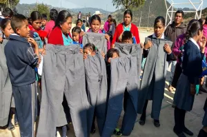 Cambia SEP uniformes de tallas grandes a niños de primaria de Ajalpan