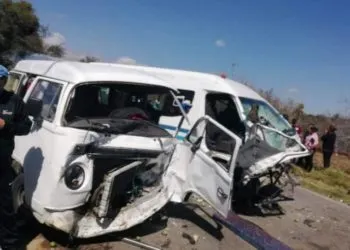 Un muerto y 15 lesionados deja choque frontal entre dos combis, en San Nicolás de Los Ranchos