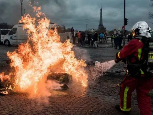 Francia cancela definitivamente ‘gasolinazo’ para calmar protestas