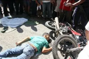 Descubren a candidata del PRI comprando votos; atropella a dos jóvenes, muere uno