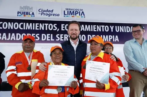Luis Banck reconoció la labor de trabajadores del Servicio de Limpia y les entregó equipamiento