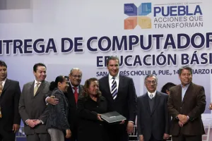 Moreno Valle entregó dos mil computadoras a docentes