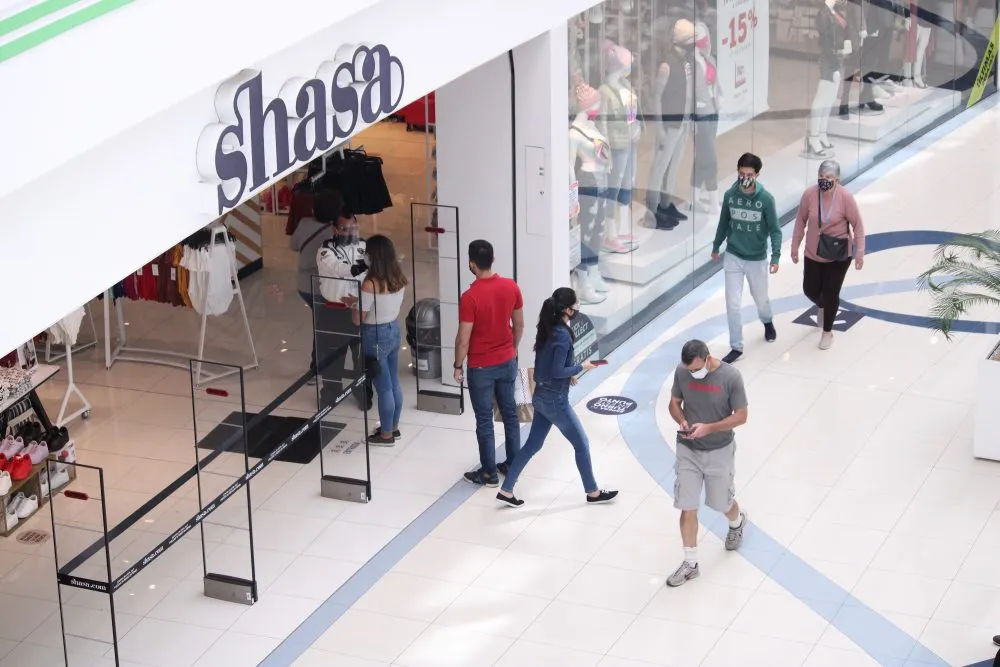 Descartan centros comerciales rebasar aforos permitidos
