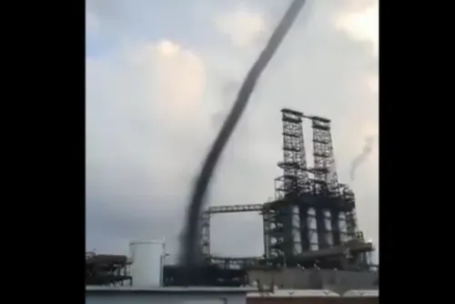 Captan tromba marina negra en refinería de Pemex en Tamaulipas