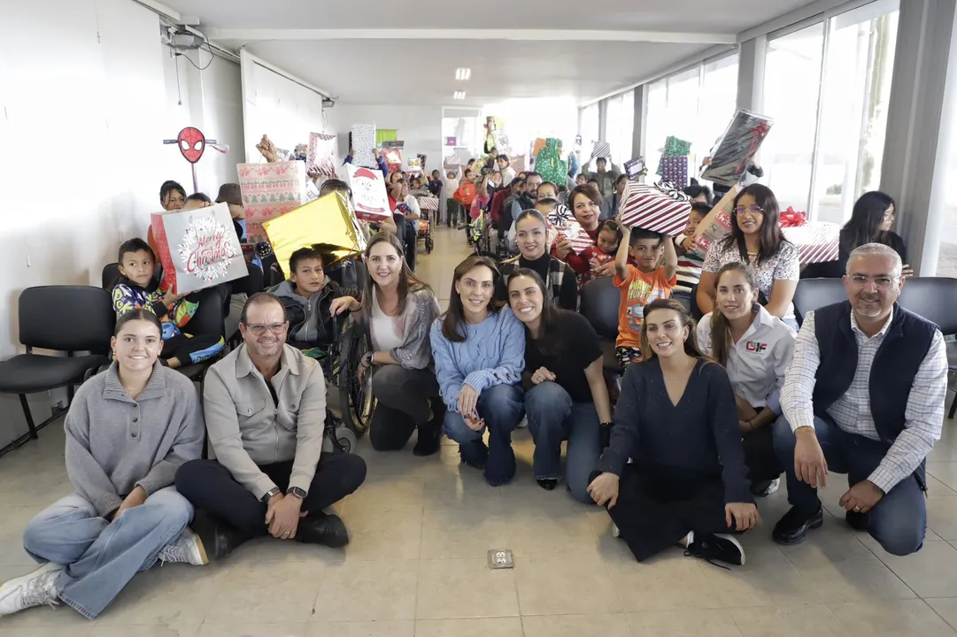 Entrega de juguetes a niños y niñas del CMERI