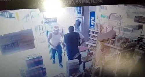 Video registra asalto y balacera en negocio de la Central de Abastos
