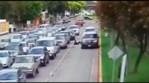 Escolta de candidato de Morena invade carril confinado y atropella a peatón