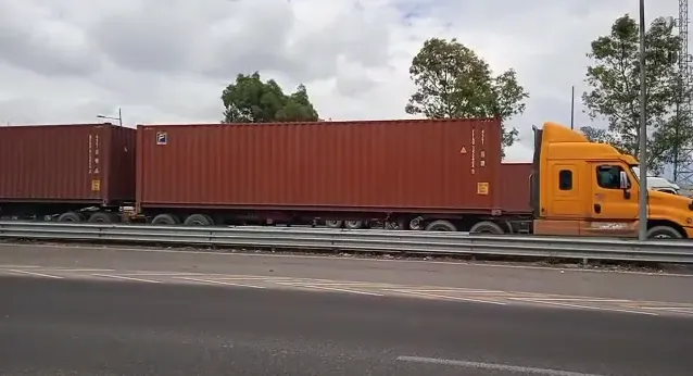 Tras operativo en la autopista, hallan a 35 migrantes