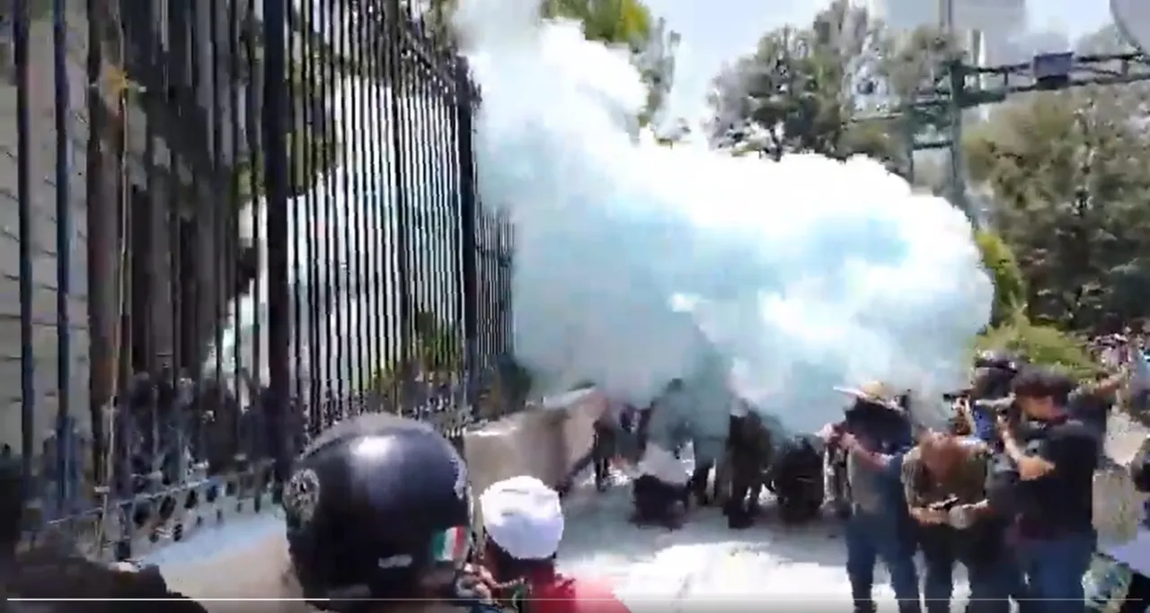Se registran disturbios frente a la Segob, en medio de las protestas de la CNTE