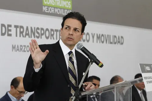 Falta de unidades del transporte público provoca que taxis se conviertan en colectivos