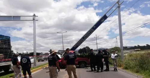 Hombre muere tras chocar y caer estructura  metálica sobre su auto, en Tecamachalco