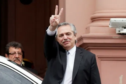 Con democracia se cura, se educa y se come: Fernández