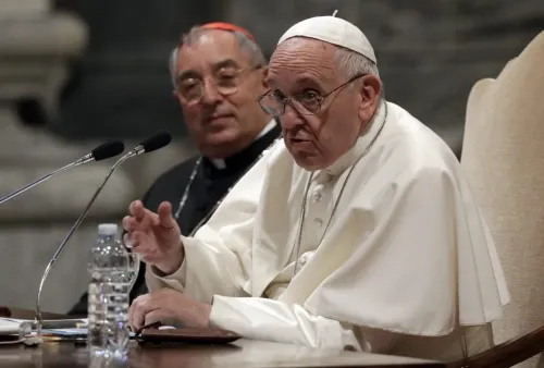 El Papa renuncia a ordenar hombres casados y mujeres diaconisas