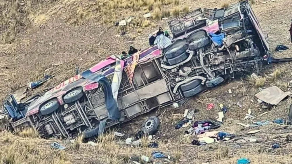 Al menos 21 muertos y 20 heridos tras la caída de un autobús a un ...