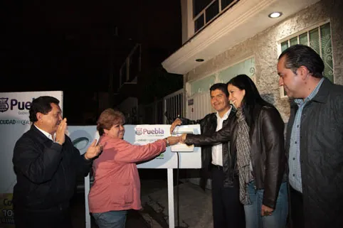 Eduardo Rivera entrega alumbrado en fraccionamientos no municipalizados