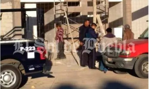 Amarran a velador y sustraen herramienta y material de casa en construcción, en Bosques de Amalucan