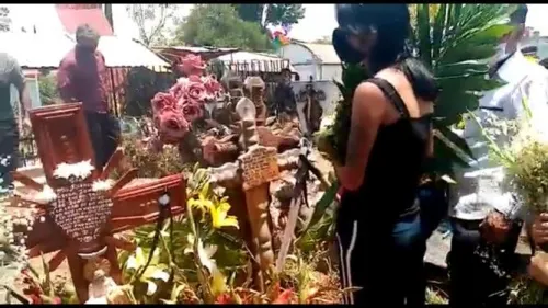 Al grito de justicia, familiares y amigos sepultan a joven taquero en  Xochimehuacan