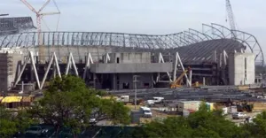 Cae viga por sobrepeso en nuevo estadio del Monterrey