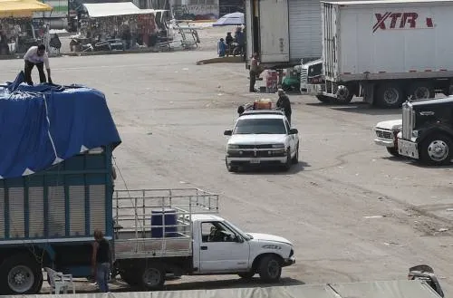 Denuncia comerciante venta de huachicol en la Central de Abasto
