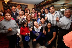 Jesús Giles y Martha Erika escuchan a familias panistas