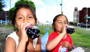 Piden más impuesto al refresco para bajar consumo