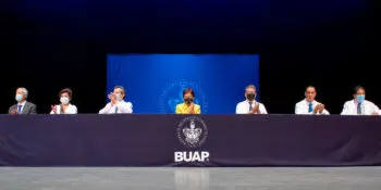 Lilia Cedillo presidió la ceremonia de graduación de la generación 2018-2023 de Medicina de la BUAP