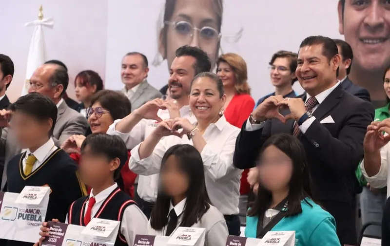 laura-artemisa-garcia-alejandro-armenta-becas-conectividad