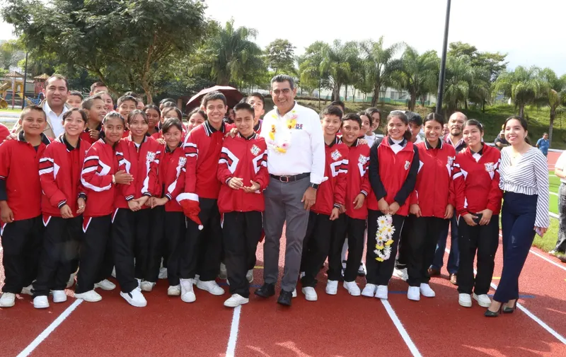 Gobernador de Puebla entrega unidades deportivas rehabilitadas en varios municipios 